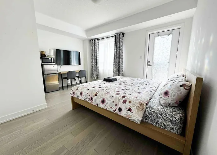 Modern Private Room Private Bathroom With King Bed With Tv And Optional Balcony 10 Minutes Walk To Rogers Stadium Midtown Downtown Toronto