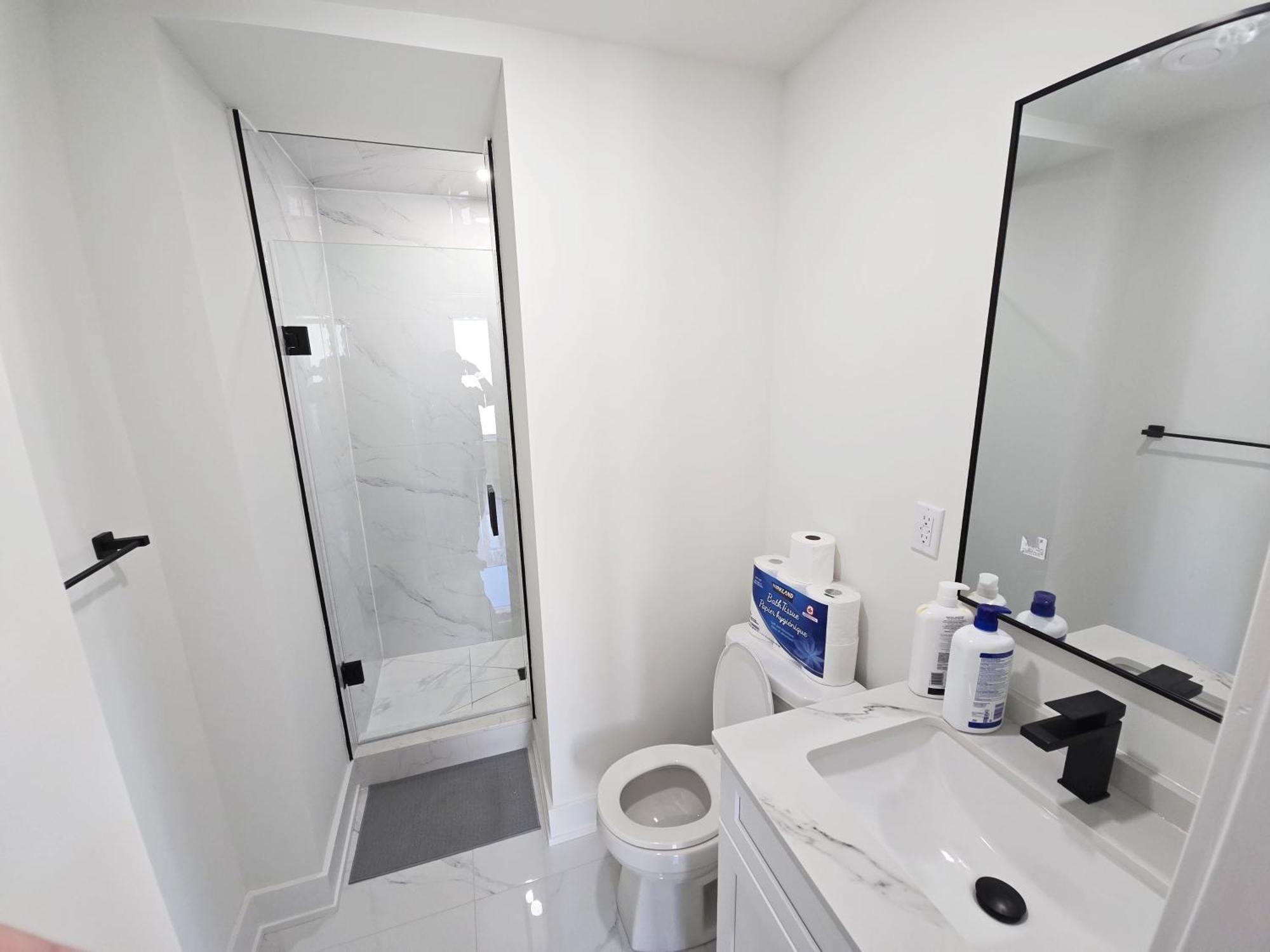 Modern Private Private Bathroom With King Bed With Tv And Optional Balcony 10 Minutes Walk To Rogers Stadium Midtown Downtown *