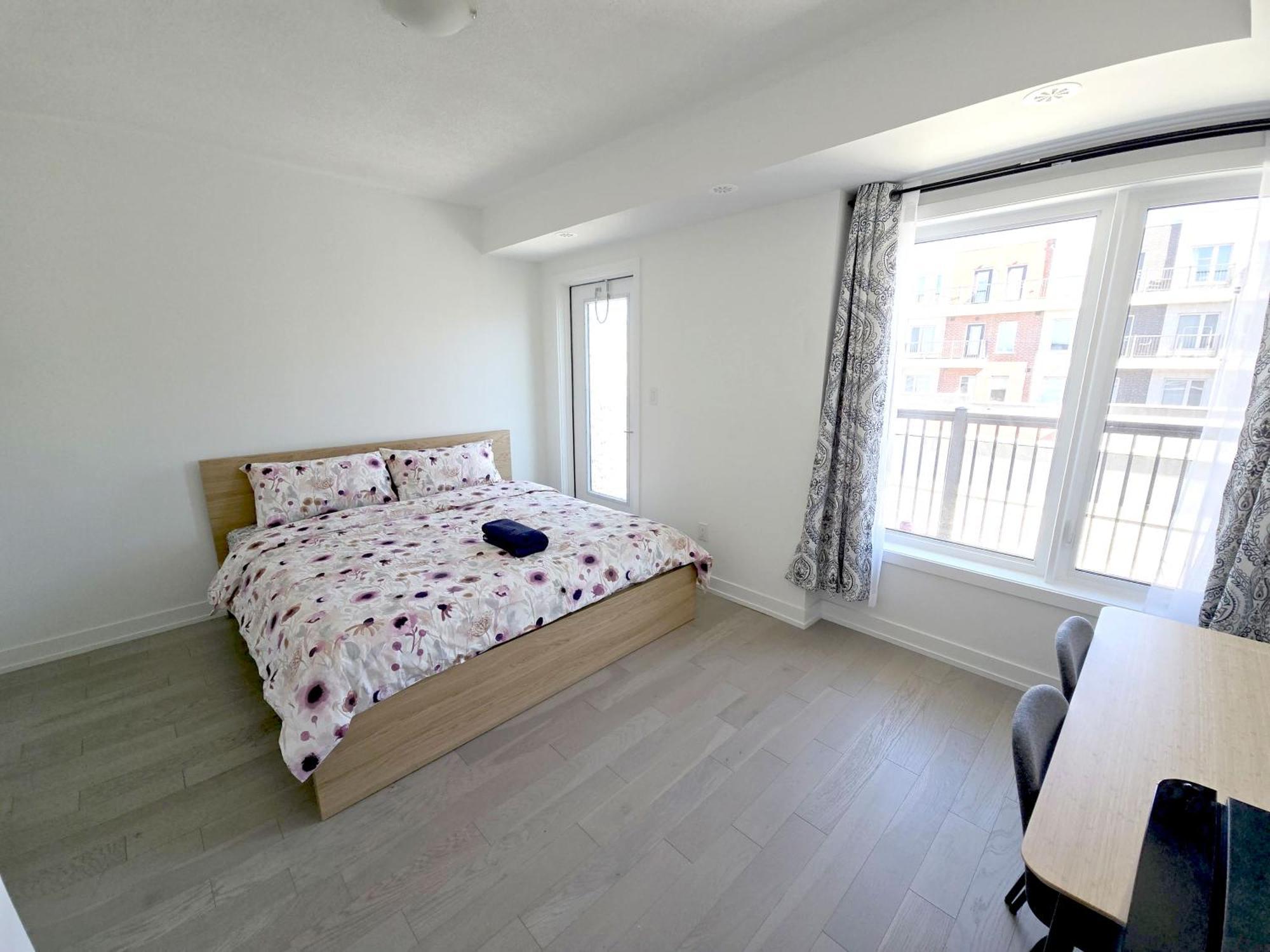 Homestay Modern Private Private Bathroom With King Bed With Tv And Optional Balcony 10 Minutes Walk To Rogers Stadium Midtown Downtown Toronto