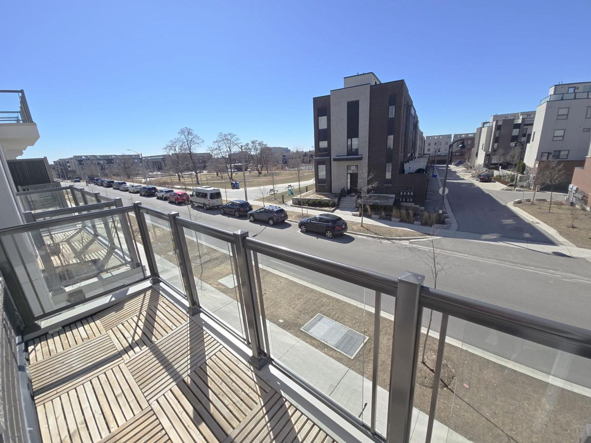 Modern Private Private Bathroom With King Bed With Tv And Optional Balcony 10 Minutes Walk To Rogers Stadium Midtown Downtown *