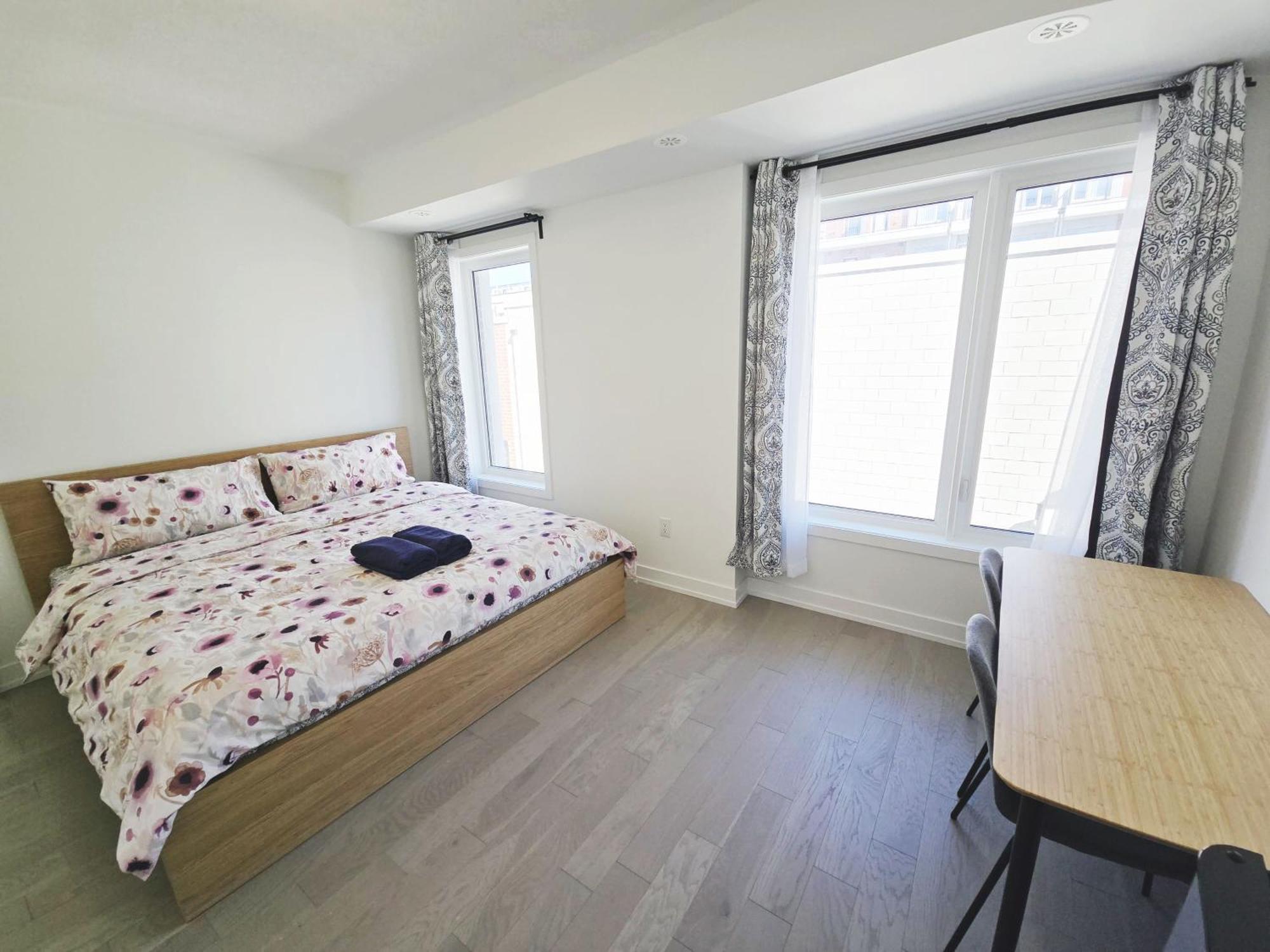 Modern Private Private Bathroom With King Bed With Tv And Optional Balcony 10 Minutes Walk To Rogers Stadium Midtown Downtown Homestay