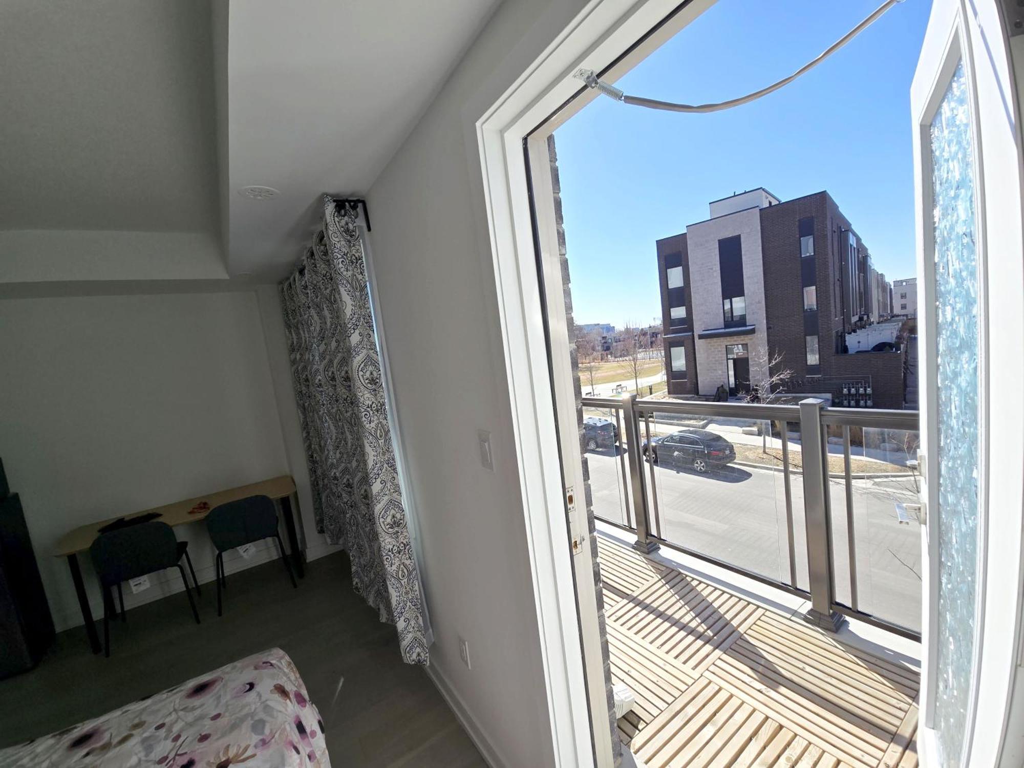 Modern Private Private Bathroom With King Bed With Tv And Optional Balcony 10 Minutes Walk To Rogers Stadium Midtown Downtown * Toronto