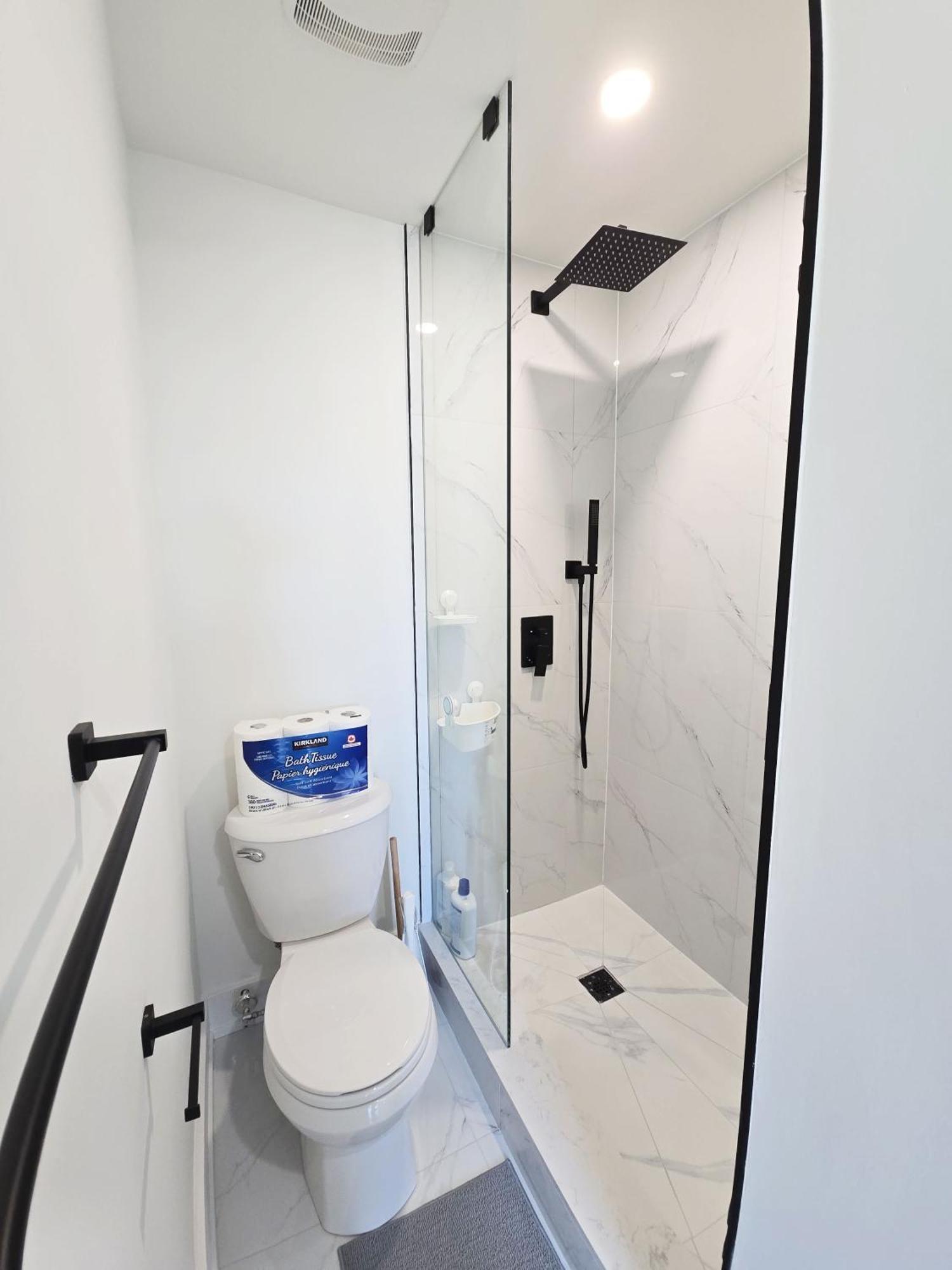 Modern Private Private Bathroom With King Bed With Tv And Optional Balcony 10 Minutes Walk To Rogers Stadium Midtown Downtown