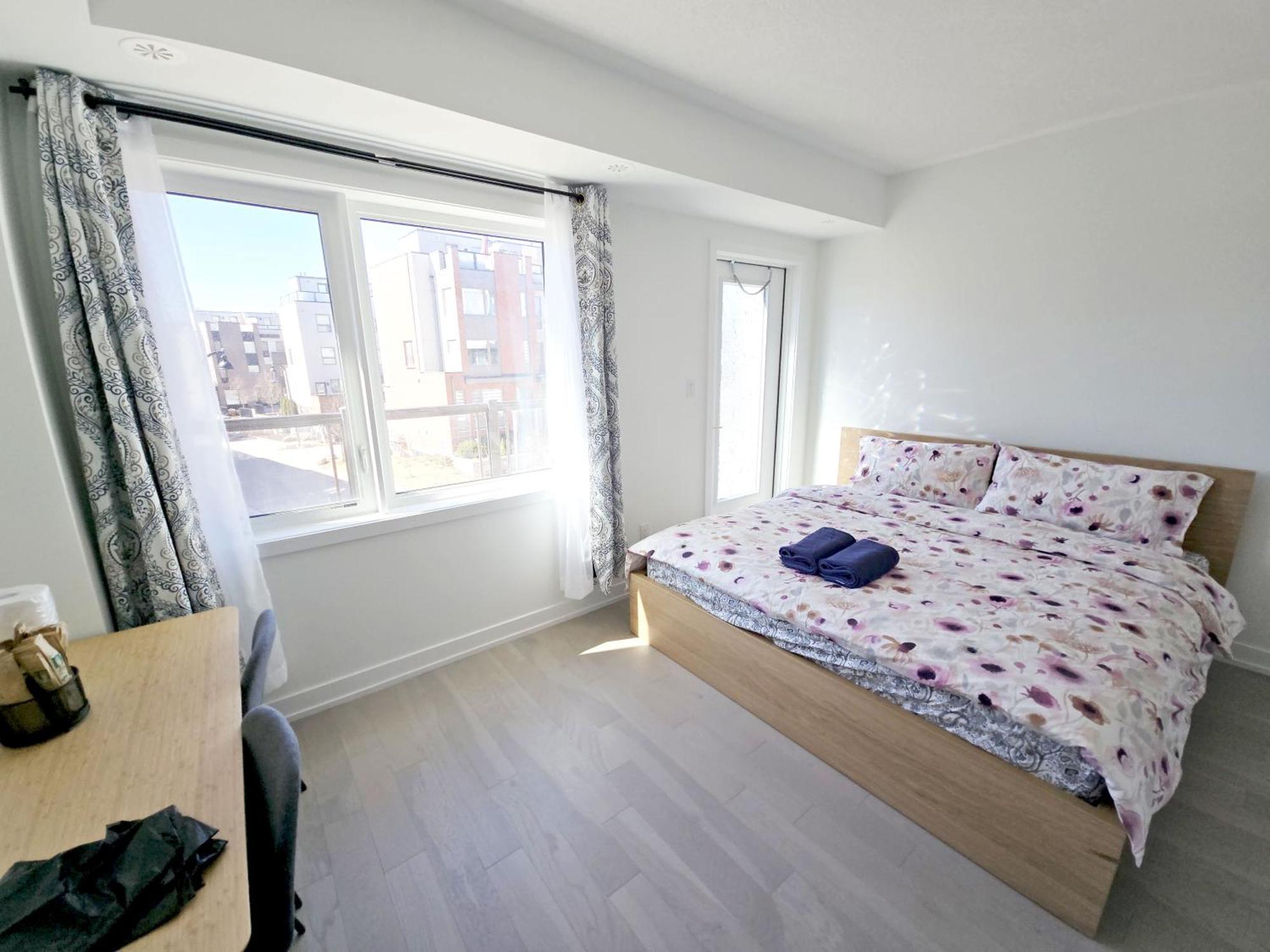Modern Private Private Bathroom With King Bed With Tv And Optional Balcony 10 Minutes Walk To Rogers Stadium Midtown Downtown *