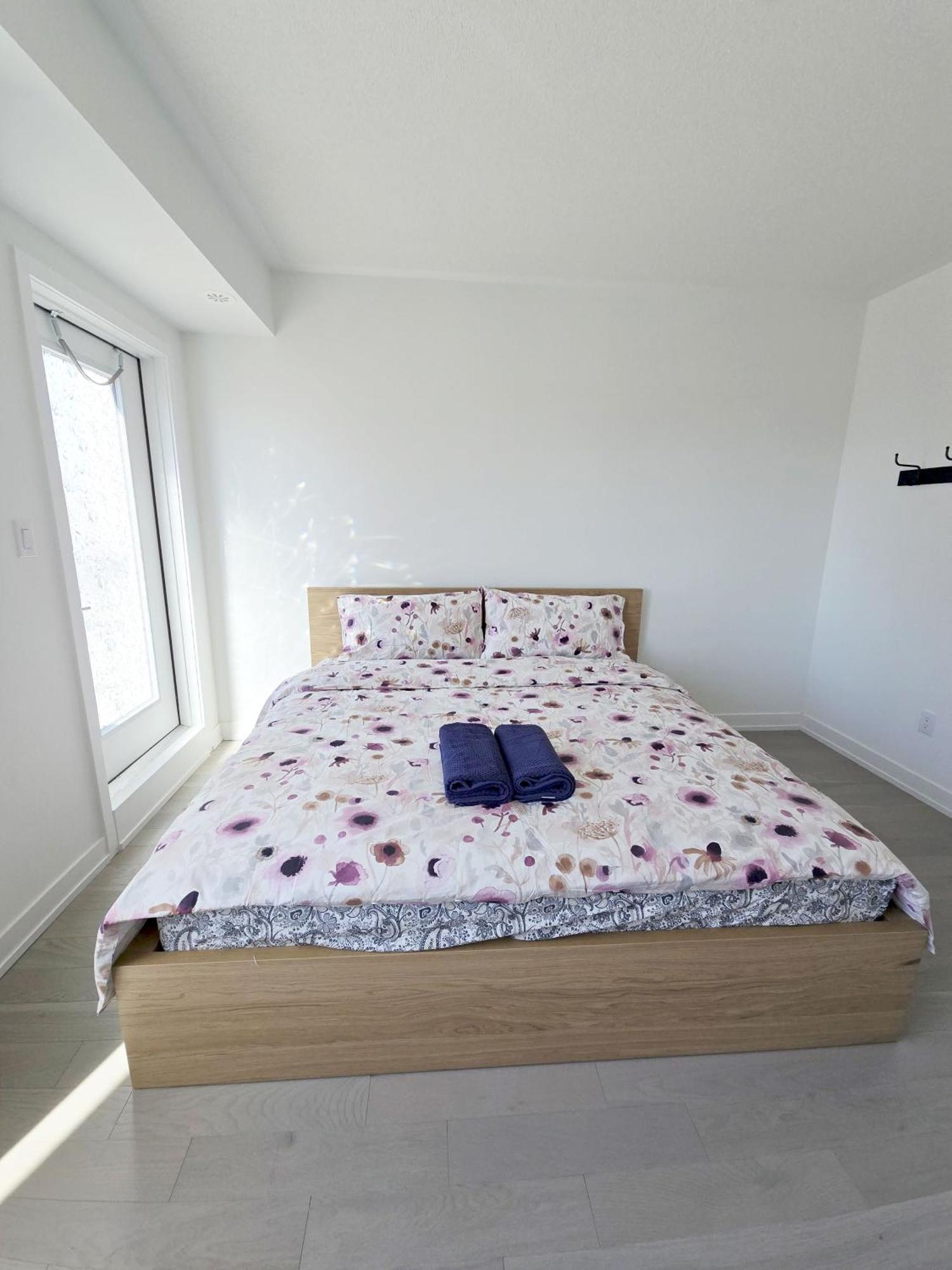 Modern Private Private Bathroom With King Bed With Tv And Optional Balcony 10 Minutes Walk To Rogers Stadium Midtown Downtown Toronto