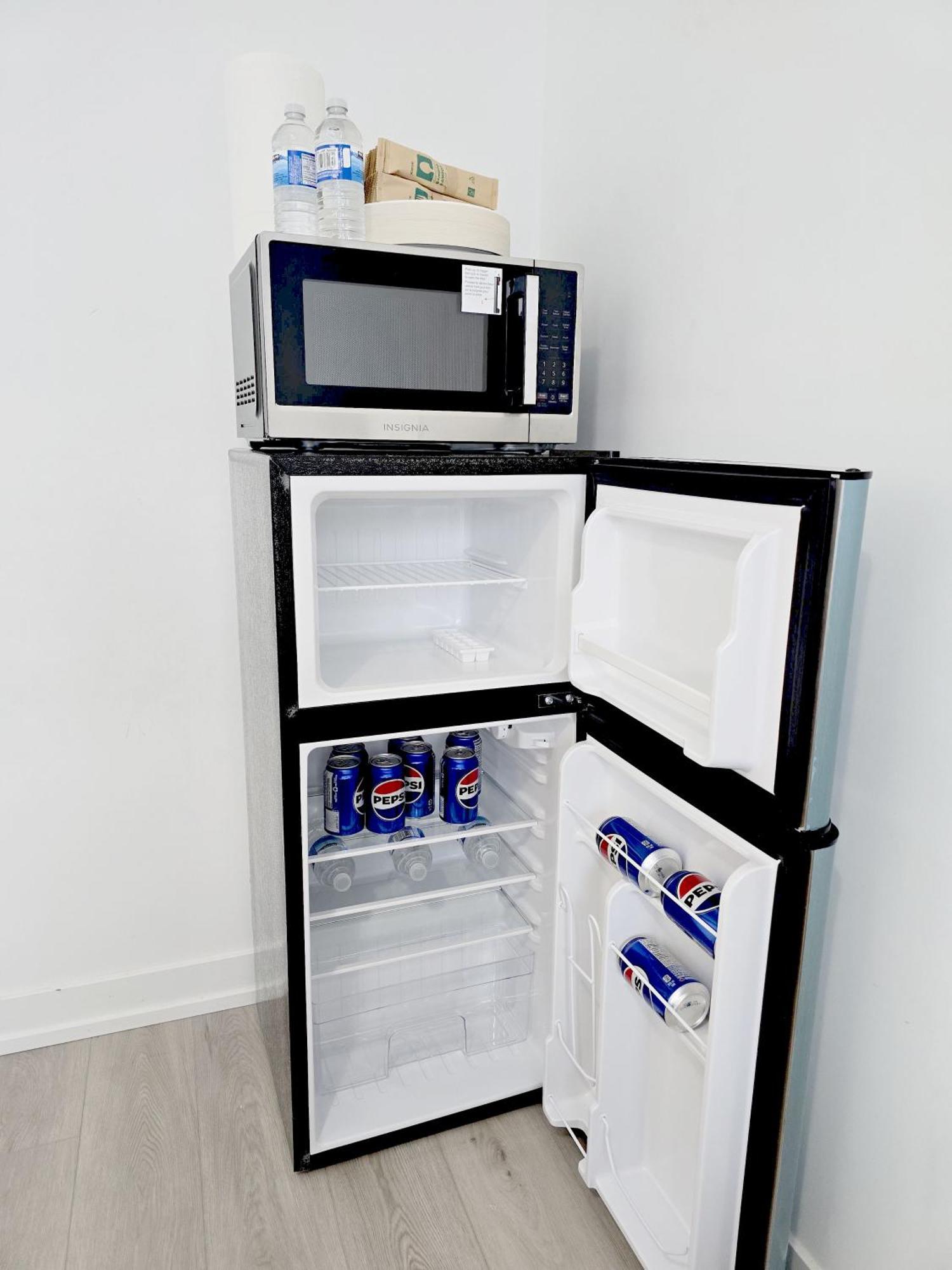 Modern Private Private Bathroom With King Bed With Tv And Optional Balcony 10 Minutes Walk To Rogers Stadium Midtown Downtown Homestay
