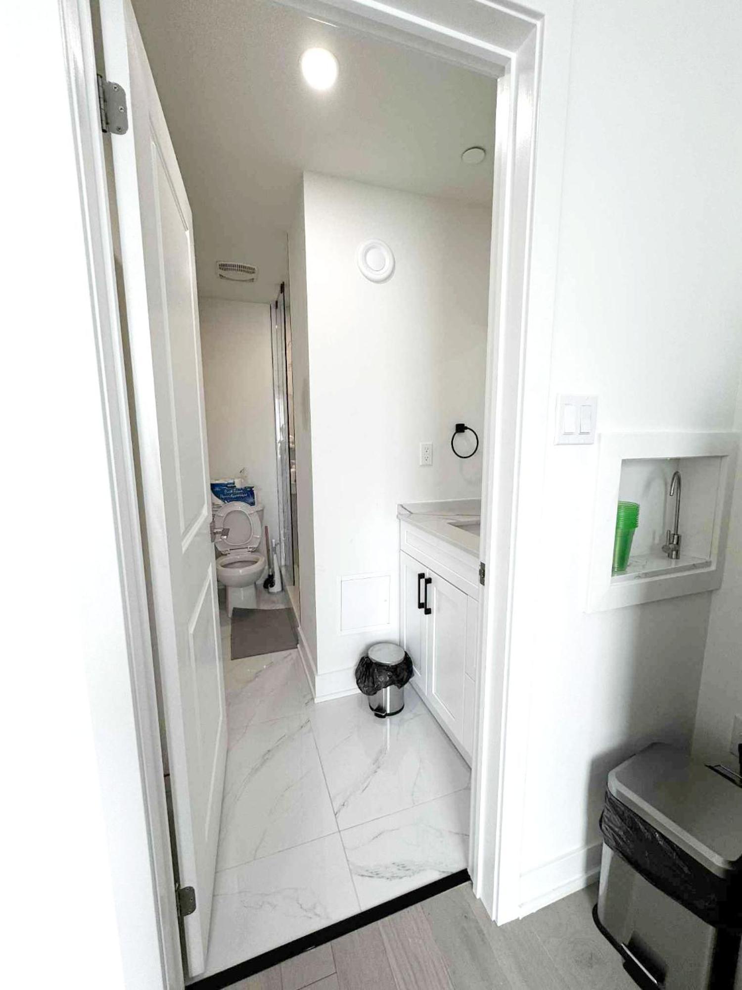 Modern Private Private Bathroom With King Bed With Tv And Optional Balcony 10 Minutes Walk To Rogers Stadium Midtown Downtown Homestay