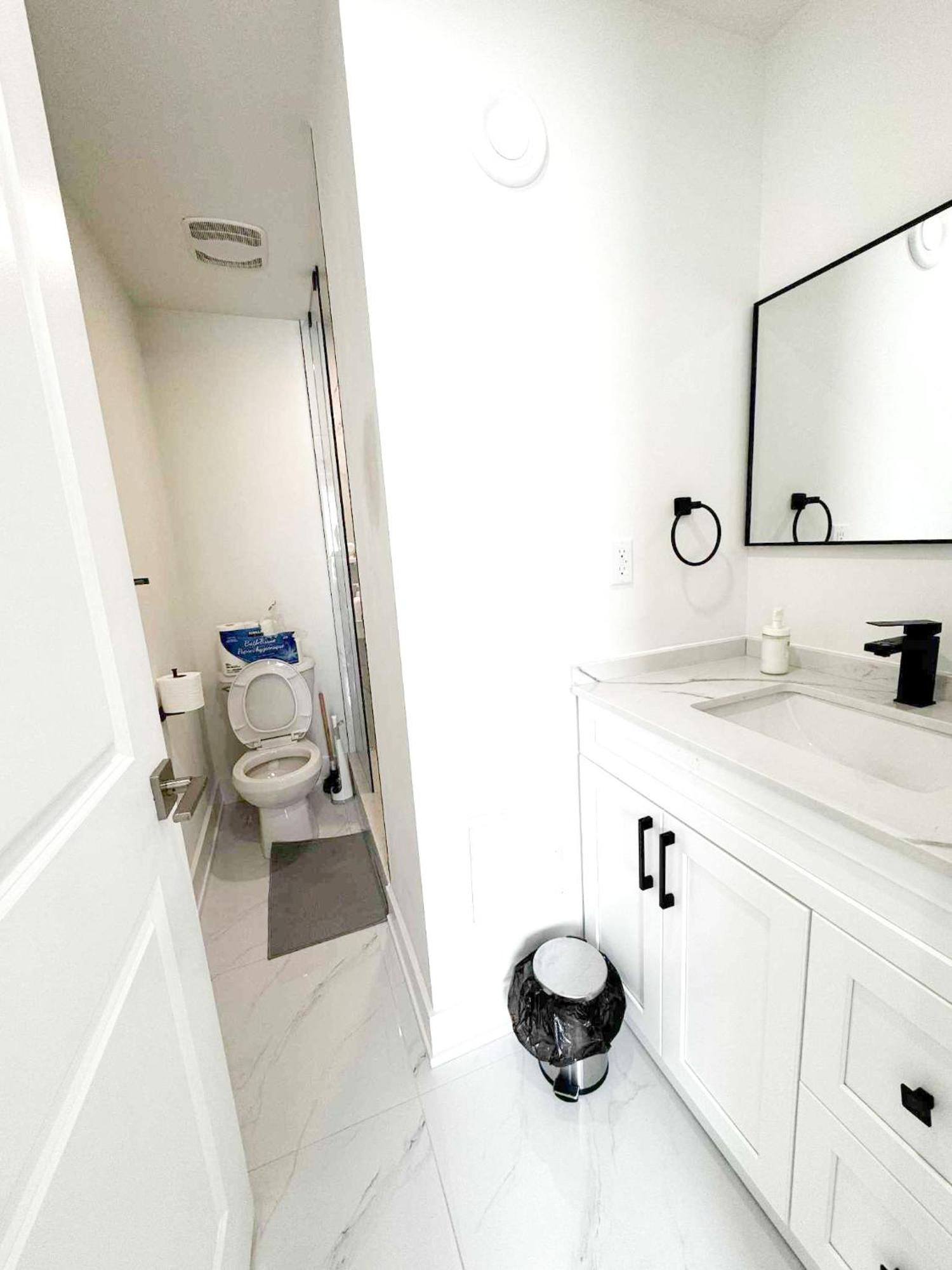 Modern Private Private Bathroom With King Bed With Tv And Optional Balcony 10 Minutes Walk To Rogers Stadium Midtown Downtown *