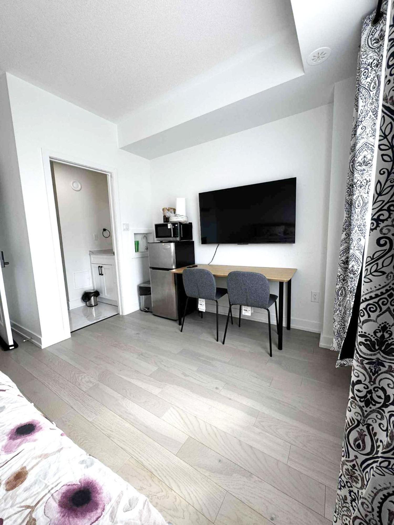 Modern Private Private Bathroom With King Bed With Tv And Optional Balcony 10 Minutes Walk To Rogers Stadium Midtown Downtown Toronto