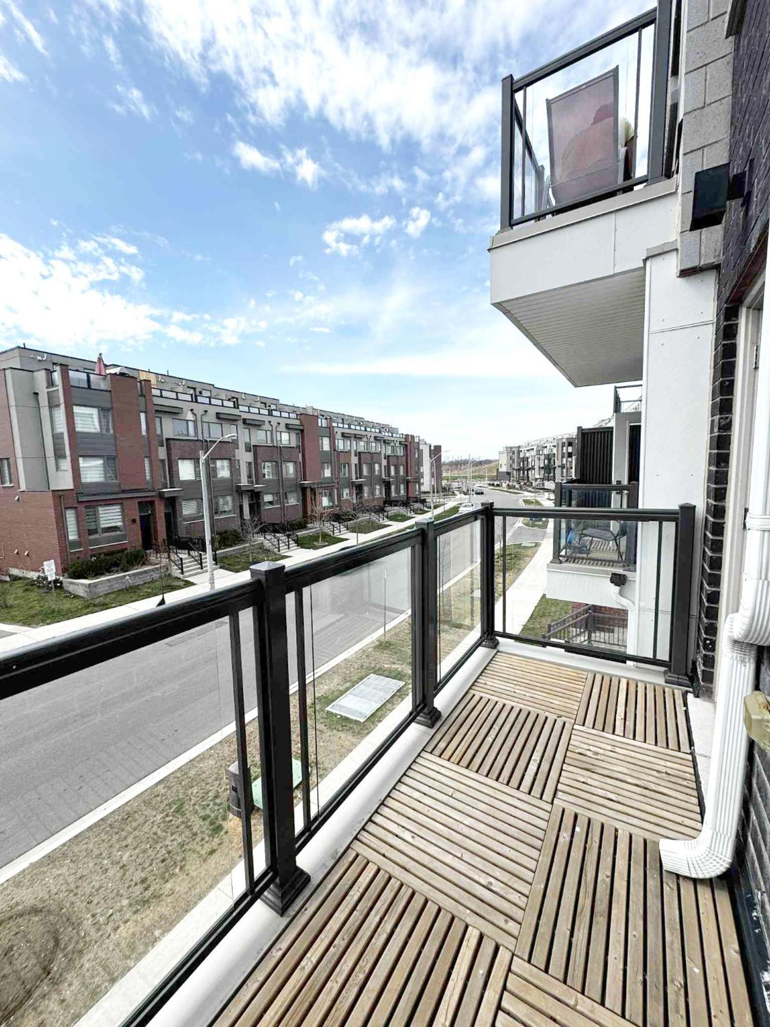 Modern Private Private Bathroom With King Bed With Tv And Optional Balcony 10 Minutes Walk To Rogers Stadium Midtown Downtown * Toronto