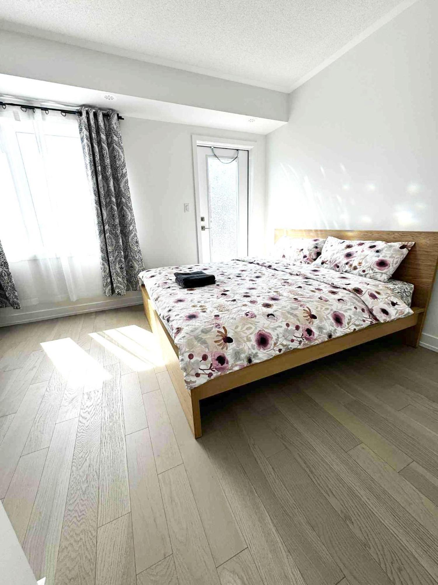Homestay Modern Private Private Bathroom With King Bed With Tv And Optional Balcony 10 Minutes Walk To Rogers Stadium Midtown Downtown *