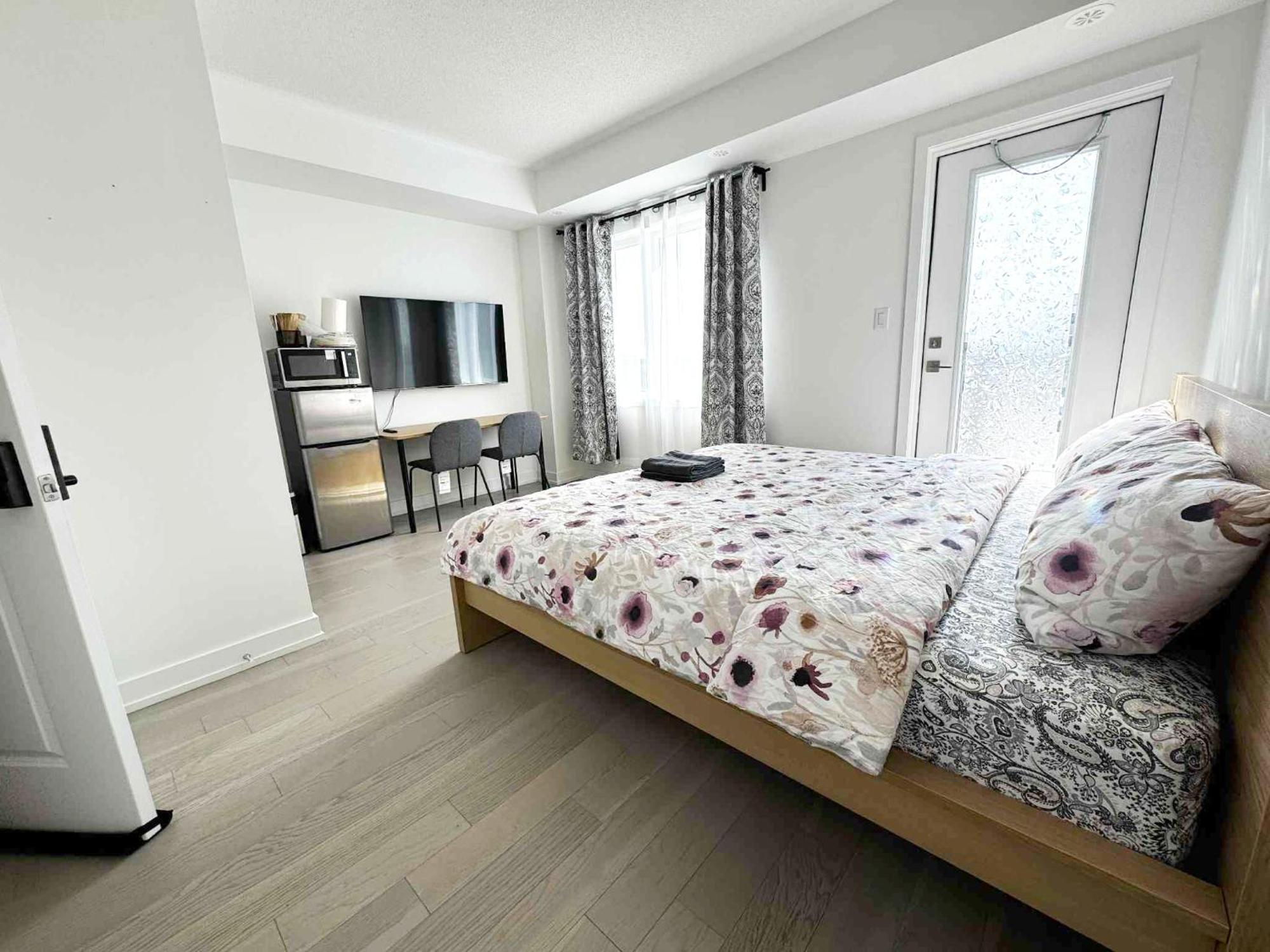Modern Private Private Bathroom With King Bed With Tv And Optional Balcony 10 Minutes Walk To Rogers Stadium Midtown Downtown Homestay Toronto